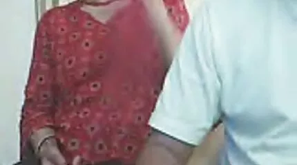 Милашка полоскотала порно відео нове хлопцеві дупу, щоб гарненько його трахнути