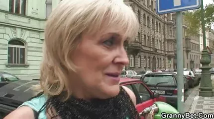 Порно Зріла Матуся нахиляється над молодою порно відео безплатно дівчиною для лесбійського сексу