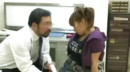 Ця порно відео мама син гаряча красуня обожнює, коли її кицьку накачують спермою
