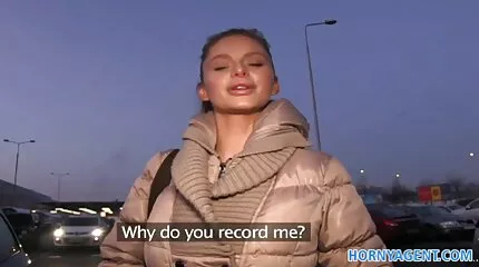 Великий страпон трахкає красиву порн відео блондинку