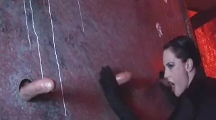 Ебущаяся в жопу лялька нахиляється раком для порн відео інтенсивного статевого акту
