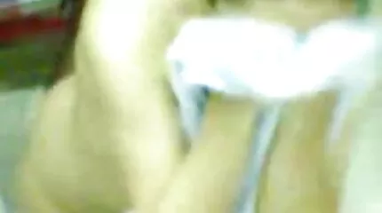 Лисий хлопець трахає онлайн відео порно симпатичну струнку блондинку на шкіряному дивані